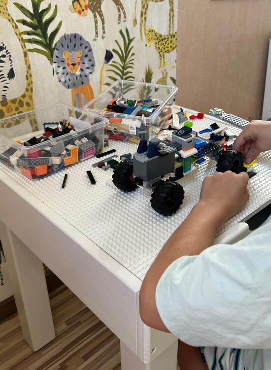 Mazā arhitekta galds L – 2in1 LEGO rotaļu un radošais galds bērniem | 80x80 cm aktivitāšu galds ar mantu glabātuvi